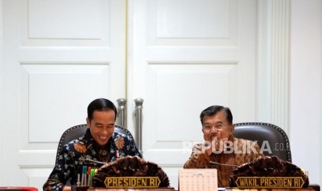 Presiden Joko Widodo (kiri) bersama Wapres Jusuf Kalla saat memimpin Rapat Terbatas terkait kebijakan satu peta di Kantor Kepresidenan, Jakarta, Senin (5/2).