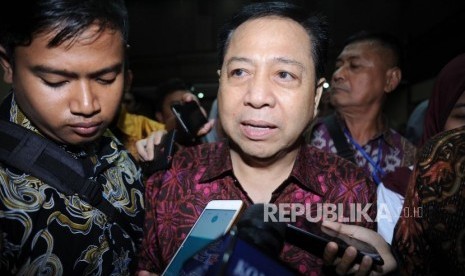 Terdakwa tindak pidana korupsi  KTP Elektronik, Setya Novanto  memberikan keterangan  kepada media  saat jeda  dalam sidang lanjutan dokter Bimanesh Sutarjo di Pengadilan Tindak Pidana Korupsi, Jakarta, Kamis (19/4).