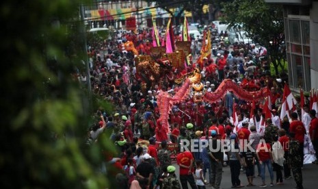 Suasana warga saat menyaksikan Parade Budaya Nusantara pada perayaan Cap Go Meh 2018 di Jatinegara, Jakarta, Ahad (4/3).