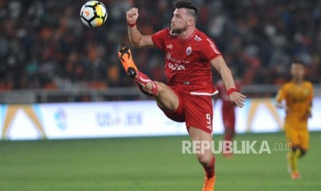 Penyerang Persija Jakarta Marco Simic berusaha mengontrol bola pada pertandingan Liga 1 Gojek Traveloka melawan Bhayangkara FC di Stadion Gelora Bung Karno Senayan, Jakarta, Jumat (23/3).