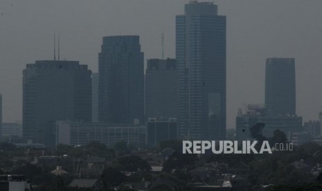 Teknologi Hujan Buatan Atasi Polusi Jakarta. Sejumlah gedung bertingkat terlihat samar karena polusi udara di Jakarta, Selasa (3/7).