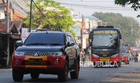 Sejumlah bus brimob yang membawa narapidana berjalan pasca kericuhan yang terjadi di Rutan cabang Salemba di Mako Brimob, Kelapa Dua, Depok, Jawa Barat, Rabu (9/5).