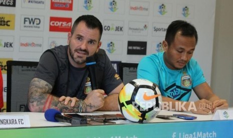 Pelatih Bhayangkara FC Simon McMenemy (kiri) menjawab pertanyaan wartawan saat konferensi pers di Graha Persib, Kota Bandung, Rabu (30/5).