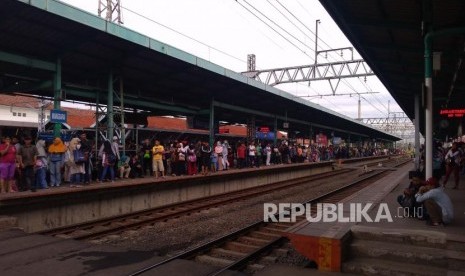 Suasana Stasiun Manggarai, Jakarta, Sabtu (15/12).