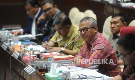 Rapat Dengar Pendapat. Ketua KPU Arief Budiman memberikan penjelasan saat  rapat dengar pendapat bersama dengan  Komisi II DPR R, I KPU. Bawaslu dan Kemendagri di Komplek Parlemen DPR RI. Jakarta, Senin (15/1).