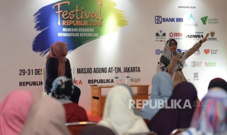 Pemateri seminar parenting, Ummu Balqis (kanan) dan redaktur Internasional republika, Yeyen Ros memberikan paparan tentang parenting dalam acara Festival Republik 2018  di Masjid At-Tin, Jakarta Timur, Ahad (30/12).