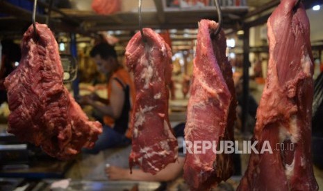 Pedagang daging menanti pembeli di los daging sapi Pasar Senen, Jakarta (foto ilustrasi).