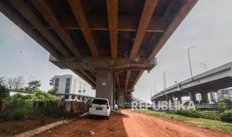 Parkir Liar di Kolong Tol Becakayu.Mobil terparkir di bawah kolong Tol Bekasi Cawang Kampung Melayu (Becakayu) di Jakarta Timur, Senin (17/6).