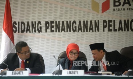 Ketua Bawaslu RI Abhan (kanan) berbincang dengan Anggota Bawaslu Ratna Dewi Pettalolo(tegah) dan Anggota Bawaslu Fritz Edward Siregar ketika sidang penanganan pelanggaran administratif pemilu dengan agenda putusan pendahuluan di Gedung Bawaslu RI, Jakarta, Rabu (1/11).