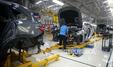 Peluncuran Varian Mercedes Benz. Proses perakitan mobil Mercedes Benz di Pabrik Perakitan Mercedes Benz Wanaherang, Bogor, Jawa Barat, Selasa (11/12).