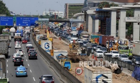 Sejumlah kendaraan melintasi ruas jalan tol Jakarta - Cikampek, Bekasi, Jawa Barat.