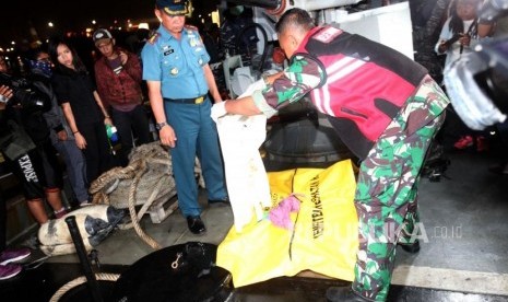 Kantong jenazah temuan korban dan puing-puing pesawat Lion Air JT 610 yang jatuh di Perairan Karawang yang akan dibawa ke RS Polri untuk identifikasi