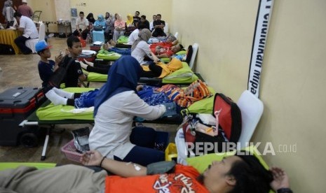 Donor Darah. Pengunjung mendonorkan darah di sela gelaran Dzikir Nasional Republika di Masjid At-Tin, Jakarta, Senin (31/12).