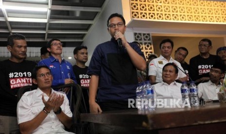 Wakil Ketua Umum Pantai Amanat Nasional Hanafi Rais (kedua kiri) memberikan sambutan didampingi Ketua Umum Partai Gerindra Prabowo Subianto, Wakil Ketua Dewan Pembina Partai Gerindra Sandiaga Uno, Wasekjen Partai PKS Abdul Hakim saat peresmian sekretariat bersama Partai PAN, Gerindra, PKS dan PBB di Jalan Taman Amir Hamzah, Jakarta, Jumat (27/4).