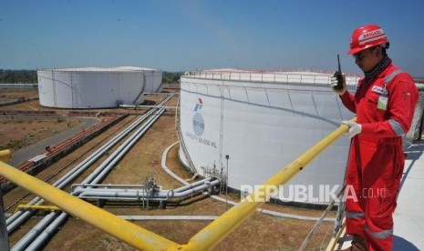 Petugas melakukan pengecekan rutin di Terminal Bahan Bakar Minyak (TBBM) Pertamina