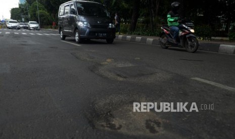 Jalan berlubang (Ilustrasi). Pemerintah Kota Jakarta Selatan menyiagakan satuan tugas (satgas) jalan berlubang dari Suku Dinas Bina Marga Jakarta Selatan selama musim hujan.