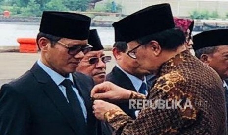 Gubernur Sumatera Barat Irwan Prayitno menerima penghargaan Kelautan di Cirebon, Rabu (13/12).