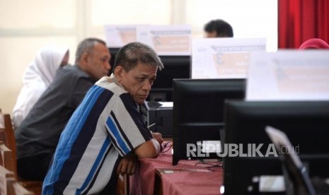 Sistem Zonasi Penerimaan Siswa  Baru. Wali murid mengisi data calon siswa di SMAN 8 Depok, Jawa Barat, Kamis (7/6).