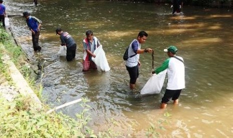  200 personel gabungan dan warga kelurahan Panaragan dan Paledang membersihkan sungai Cipakancilan yang sempat menjadi perhatian Ibu Negara Iriana Joko Widodo karena tumpukan sampah yang memprihatinkan.