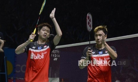 Pebulu tangkis ganda putra Indonesia Marcus Fernaldi Gideon dan Kevin Sanjaya Sukamuljo usai pertandingan melawan pebulu tangkis putra India Satwiksairaj Rankireddy dan Chirag Shetty pada babak kedua Blibli Indonesia Open 2019 di Istora Senayan Gelora Bung Karno, Jakarta, Kamis (18/7).