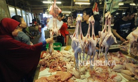 Pedagang ayam potong melayani pembeli, di Pasar Kosambi, Kota Bandung, Rabu (16/5).