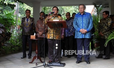 Ketua Umum Partai Gerindra Prabowo Subianto (kiri) bersama Ketua Umum Partai Demokrat Susilo Bambang Yudhoyono (kanan) memberikan keterangan kepada media usai pertemuan tertutup di kediaman Prabowo, Jalan Kertanegara, Kebayoran Baru, Jakarta, Senin (30/7).