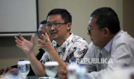 OC Coordination Board Aerosummit Dadang Furqon (tengah) bersama jajaran dari Indonesia Aeronautical Engineering Center (IAEC) memberikan paparannya saat kunjungan ke Kantor Harian Republika, Jalan Warung Buncit, Jakarta, Kamis (6/9).