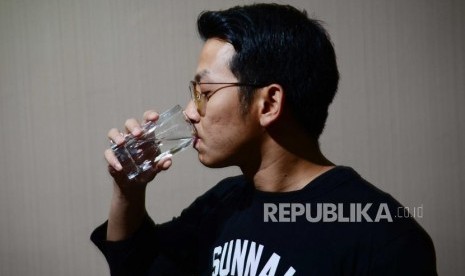 Ilustrasi minum air putih