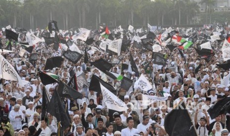 Sejumlah massa dari berbagai organisasi islam mengikuti  reuni aksi 212 di Lapangan Monumen Nasional, Jakarta, Ahad, (2/12).