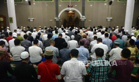 Sejumlah umat muslim saat melaksanakan Shalat Tarawih di Masjid Jami Al-Makmur, Cikini, Jakarta, Ahad (12/5).