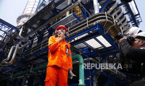 EMISI GAS PLTU. Petugas PT Pembangkitan Jawa Bali (PJB) Unit Pembangkit Muara Karang memeriksa salah satu katup pembuangan gas uap buangan PLTU, di Muara Karang Jakarta, Rabu (31/7).