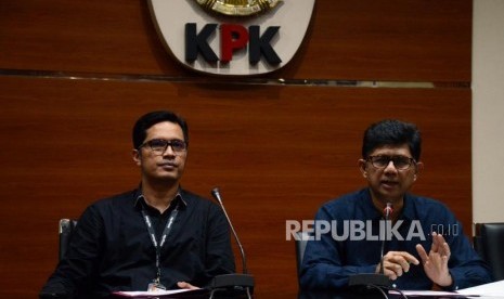 Wakil Ketua KPK Laode M. Syarif (kanan).