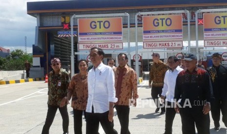 Presiden RI Joko Widodo bersama jajarannya melakukan peninjauan saat peresmian Tol Soroja (Soreang-Pasirkoja) di pintu Tol Soreang, Kabupaten Bandung, Senin (4/12).