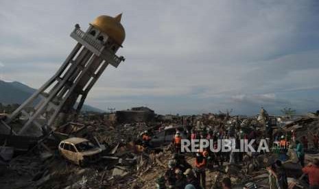 Evacuation of victims in Balaroa housing complex, Palu, Central Sulawesi, Sunday (Oct 7).