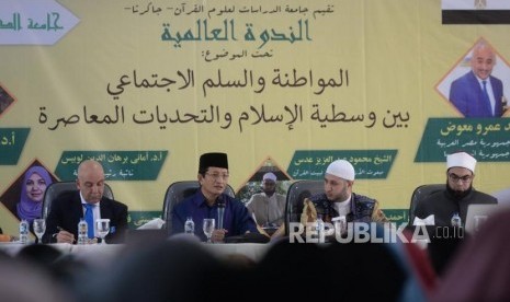 Seminar Nasional Wasatiyatul Islam. Imam Besar Masjid Istiqlal sekaligus Rektor PTIQ Nasaruddin Umar (kedua kiri) bersama ulama Mesir menyampaikan sambutan saat Seminar Kewarganegaraan di PTIQ, Jakarta,Rabu (2/1).