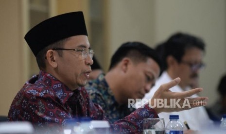 Tokoh Nasional yang juga Gubernur NTB Muhammad Zainul Majdi atau Tuan Guru Bajang (TGB) menyampikan paparannya saat berkunjung ke Kantor Republika, Jakarta, Selasa (17/7).