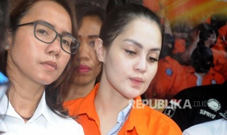 Aktris Jennifer Dunn ditampilkan kepada media saat rilis kasus narkoba di Mapolda Metro Jaya, Jakarta, Selasa (2/1).