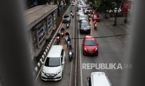 Kendaraan sepeda motor dan mobil menerobos masuk jalur bus transjakarta di Kawasan Pondok Indah, Jakarta, Kamis (1/3).