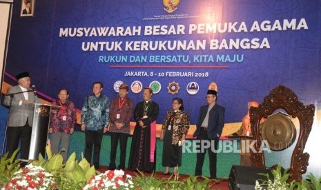 Musyawarah Besar Pemuka Agama. Utusan Khusus Presiden untuk Dialog dan Kerja Sama Antar Agama dan Peradaban (UKP-DKAAP) Din Syamsuddin (kiri) bersama pimpinan perwakilan pemuka agama membuka Musyawarah Besar Pemuka Agama Untuk Kerukunan Bangsa di Jakarta, Kamis (8/2).