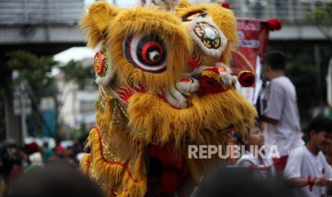 Peserta Cap Go Meh melakukan atraksi Barongsai saat mengikuti perayaan Cap Go Meh 2018 di Jalan Jatinegara, Jakarta, Ahad (4/3).