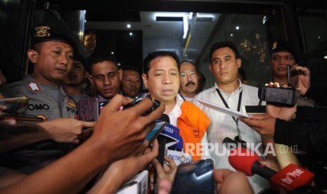 Ditahan. Ketua DPR RI Setya Novanto memberikan keterangan  di gedung KPK, Jakarta Selatan, mengenkan rompi tahanan, Senin (20/11).