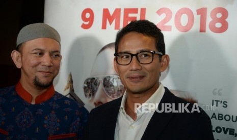 Nonton Bareng Sandiaga Uno. Wakil Gubernur DKI Jakarta Sandiaga Uno (tengah) memberikan keterangan pers usai menonton Film The Power of Love di Jakarta, Senin (15/5).