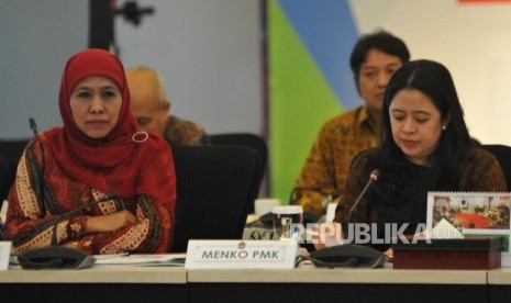 Menko PMK Puan Maharani (kanan) bersama Mensos Khofifah Indar Parawansa saat Rapat Koordinasi (Rakor) Tingkat Menteri di Jakarta, Rabu (29/11).