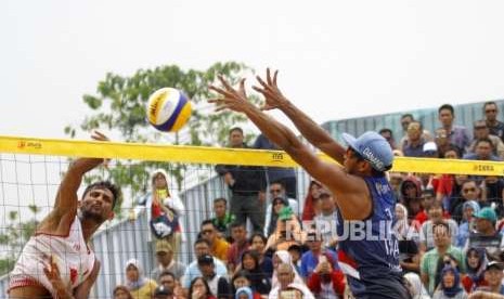 Lolos ke Semi Final. Atlet Bola Voli Pantai Indonesia Gilang Ramadhan melakukan blok bola saat bertanding melawan Tim Oman pada cabang Voli Pantai nomor putra Asian Games 2018 di Komplek Olahraga Jakabaring, Palembang, Sabtu (25/8).