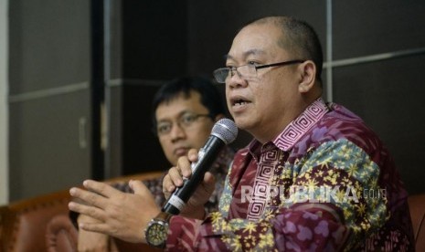 Wakil Ketua Komnas HAM Hairansyah (kanan) bersama Komisioner Mediasi Munafrizal Manan memberikan keterangan pers 