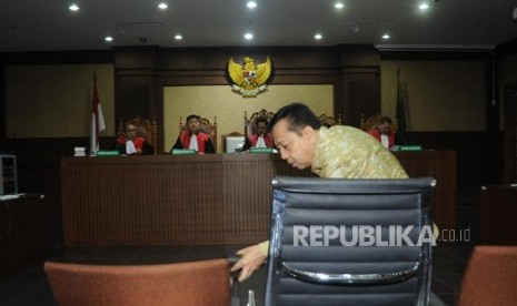 Terdakwa kasus korupsi KTP Elektronik Setya Novanto bersiap mengikuti sidang lanjutan di Pengadilan Tipikor, Jakarta, Kamis (22/3).