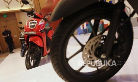 Skutik Baru. Tampilan motor Honda Genio saat diluncurkan di Jakarta, Jumat (21/6).