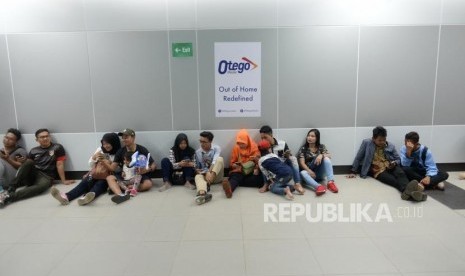 Penumpang Pertama Pascaperesmian MRT. Penumpang Moda Raya Terpadu (MRT) beristirahat di Stasiun MRT Bundaran HI, Jakarta, Ahad (24/3/2019).