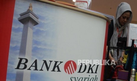 Nasabah mencari informasi di Bank DKI Syariah, Jakarta, Senin (27/11).