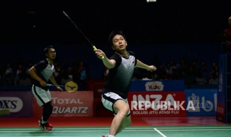 Pasangan ganda putra Indonesia Mohammad Ahsan-Hendra Setiawan mengembalikan kok kearah ganda putra Jepang Takuro Hoki-Yugo Kobayashi dalam pertandingan babak semifinal turnamen Blibli Indonesia Open 2019 di Istora Senayan, Jakarta, Sabtu (20/7).